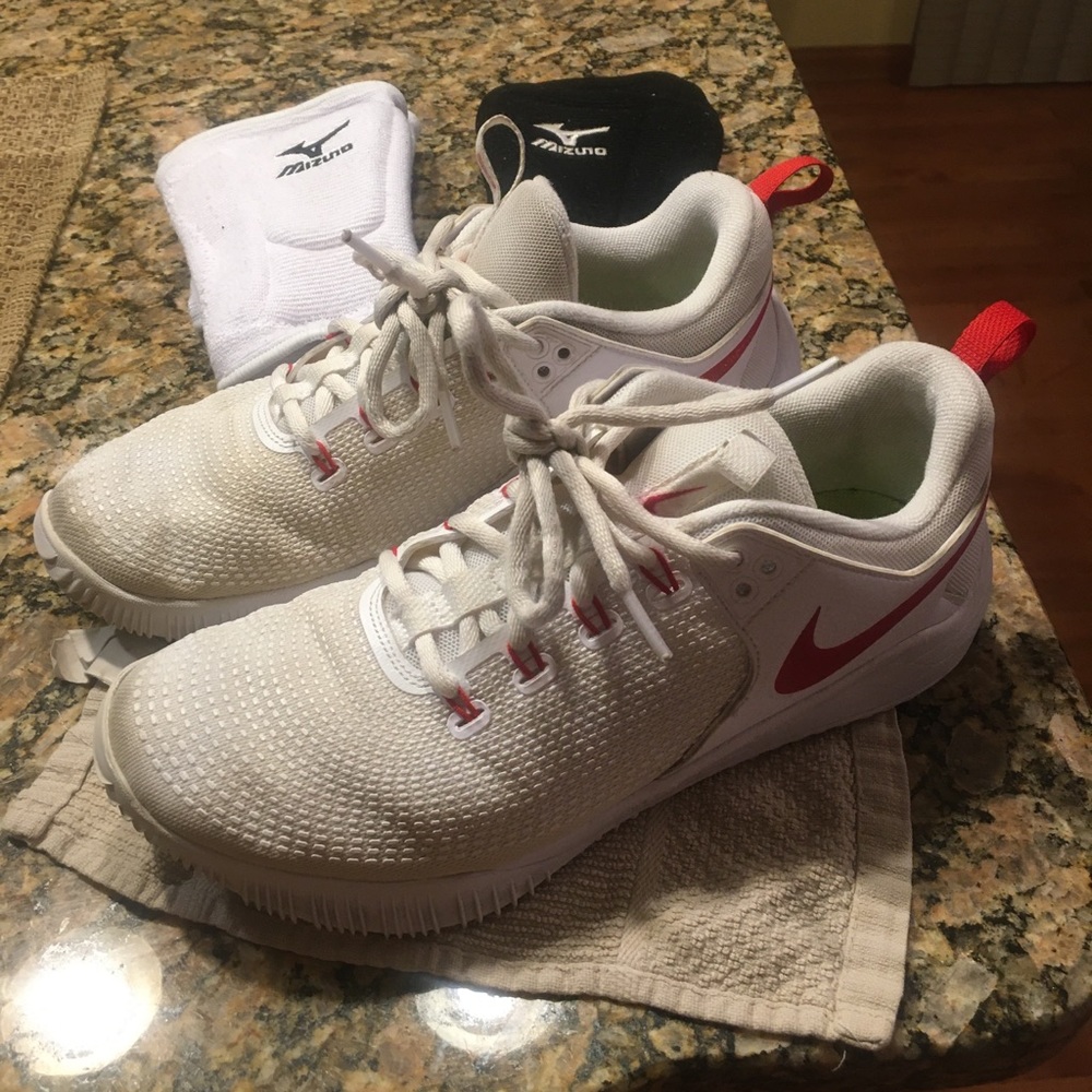 Volleyball starter pack Nike shoe 9.5, 2 sets pads